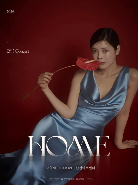 붉은 배경에 은빛 드레스를 입은 린이 앉아 있고 「HOME」이 적힌 린 콘서트 공식 포스터