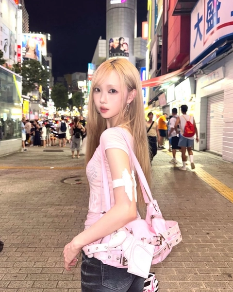 유스이즈유어스 성수 팝업의 브랜드 로고와 의류가 담긴 공식 비주얼